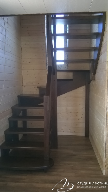 деревянная винтовая лестница с поворотом на 180 градусов