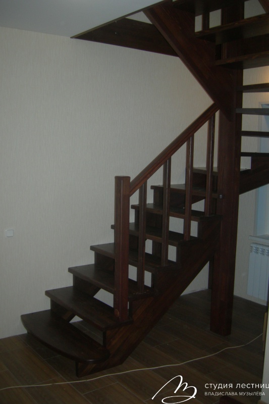 деревянная винтовая лестница с покраской