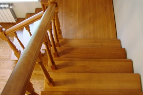 Почему скрипят лестницы