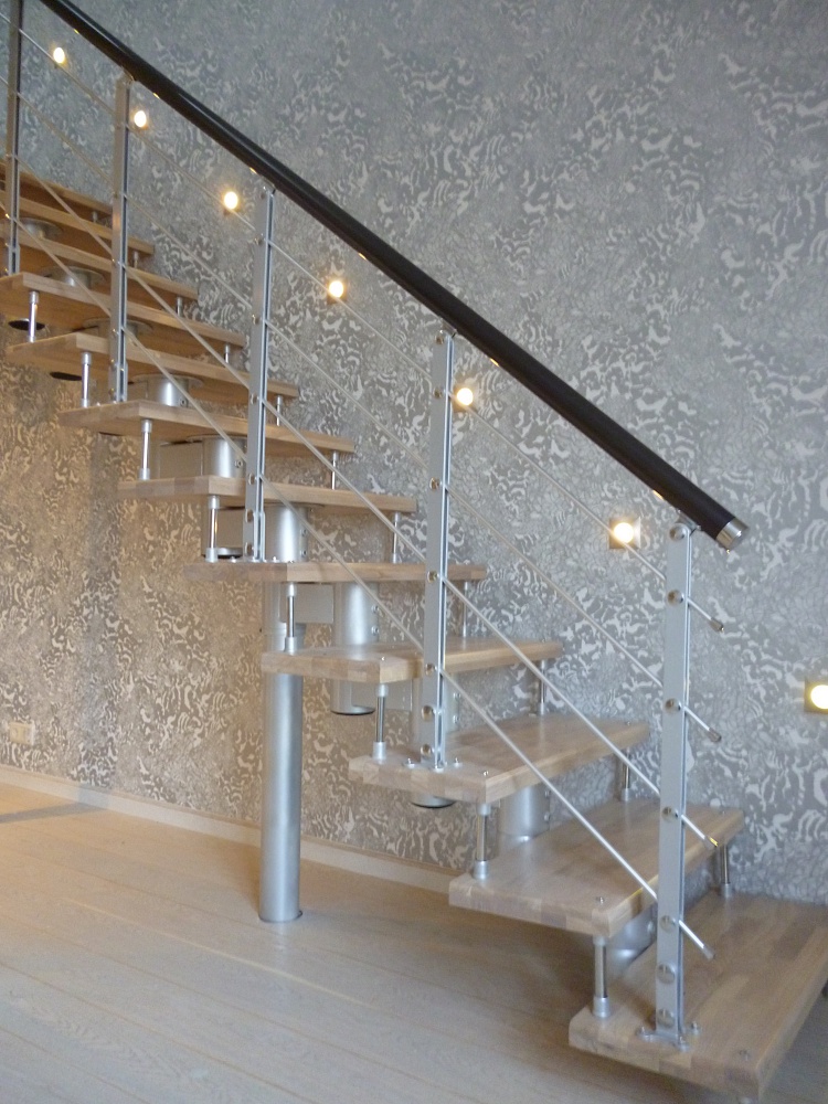 лестница на металлокаркасе с подсветкой