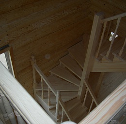 Винтовая деревянная лестница с забежными ступенями, без покраски. Балясины симметричные, точёные. Без подступенков. Материал - сосна.