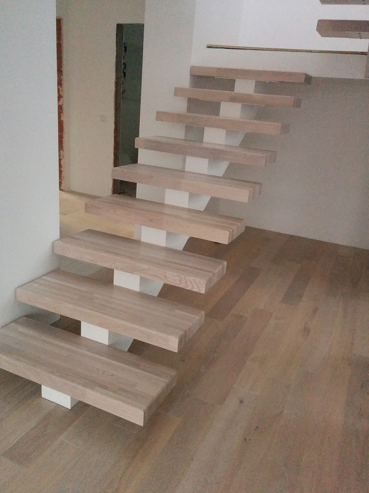 лестница на металлокаркасе с деревянными ступенями без покраски