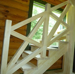 П-образная (с поворотом 180°) деревянная лестница из сосны открытого типа. Х-образное ограждение. Отшлифованная, готовая к покраске.