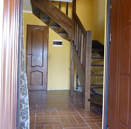 лестница с площадкой на второй этаж, крашенная венге