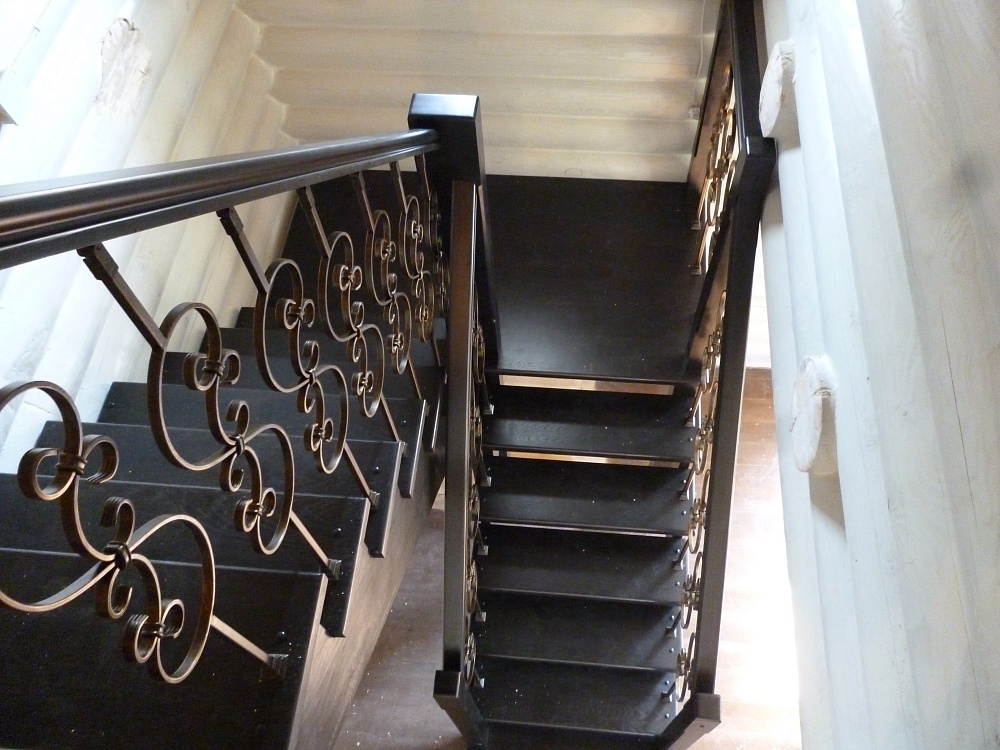 кованая лестница с площадкой между этажами
