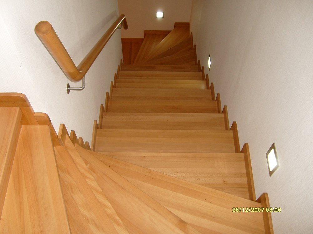 поворотная п-образная лестница с поручнями, прикрепленными к стене