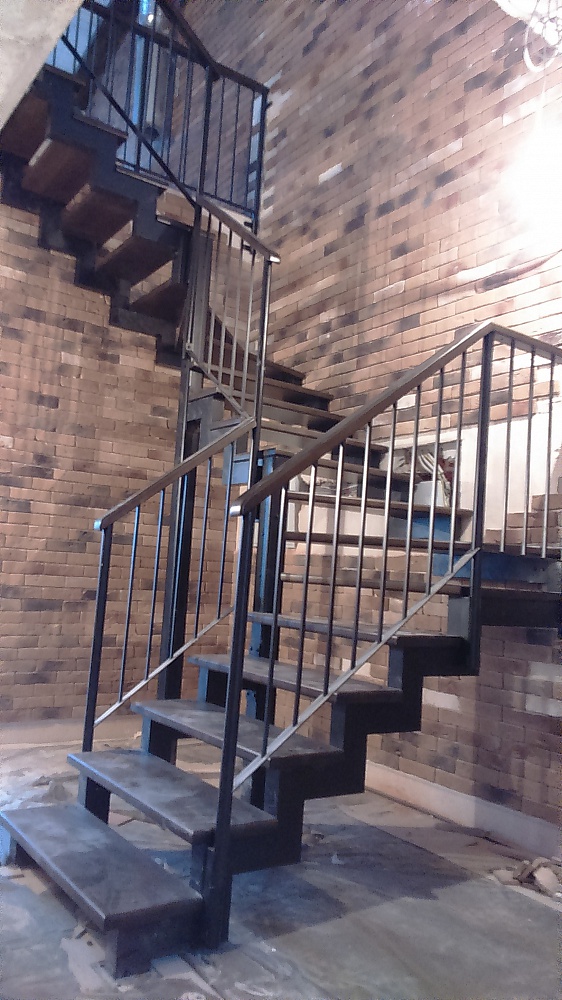 лестница на металлокаркасе трехсекционная