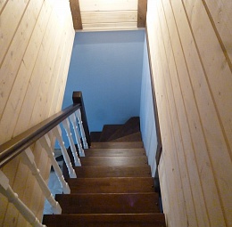 крашеная лестница: белые балясины, перила и ступени венге