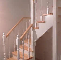 Деревянная лестница из сосны с разворотом на 180 градусов (покрашена белой эмалью), ступени и перила также из сосны, покрыты прозрачным лаком.