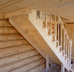 Одномаршевая классическая прямая деревянная лестница на второй этаж. Материал - сосна. Подступенки, точёные балясины.