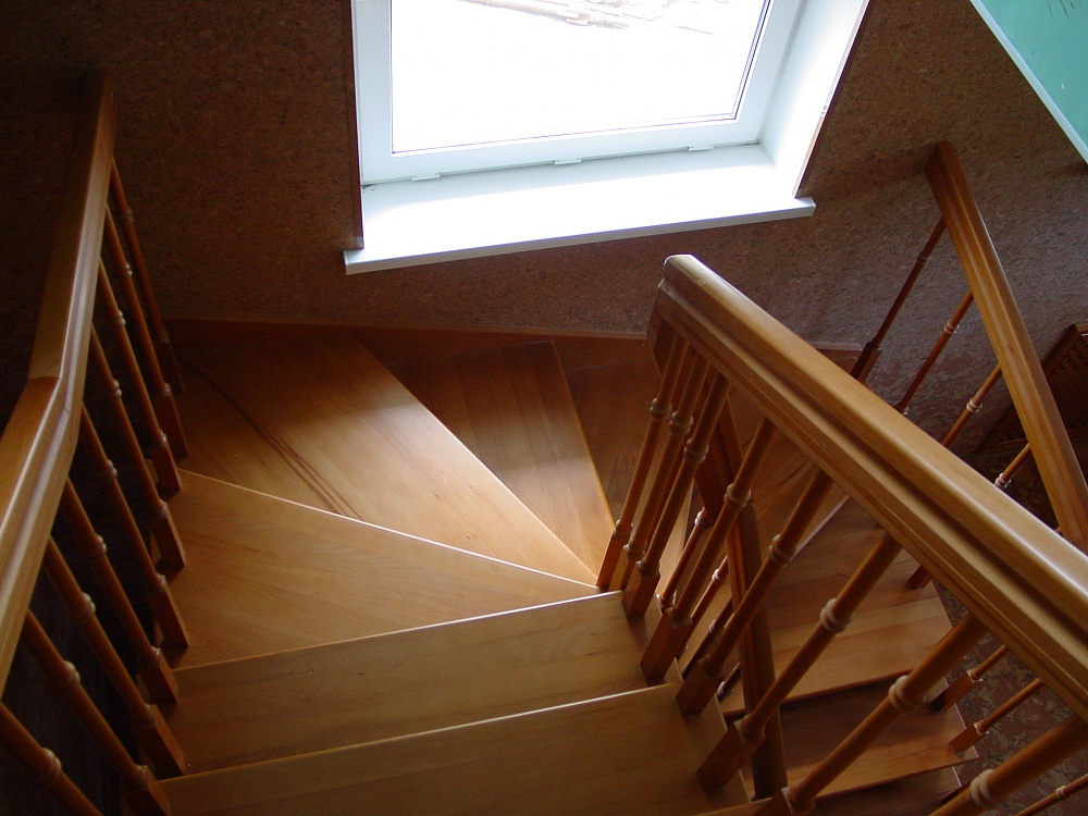 поворотная п-образная лестница с забежными ступенями