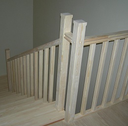 Классическая п-образная (поворот 180°) деревянная лестница с двумя прямыми маршами и площадкой между этажами. Материал - сосна. Ограждения прямые, без резьбы. Без покраски.